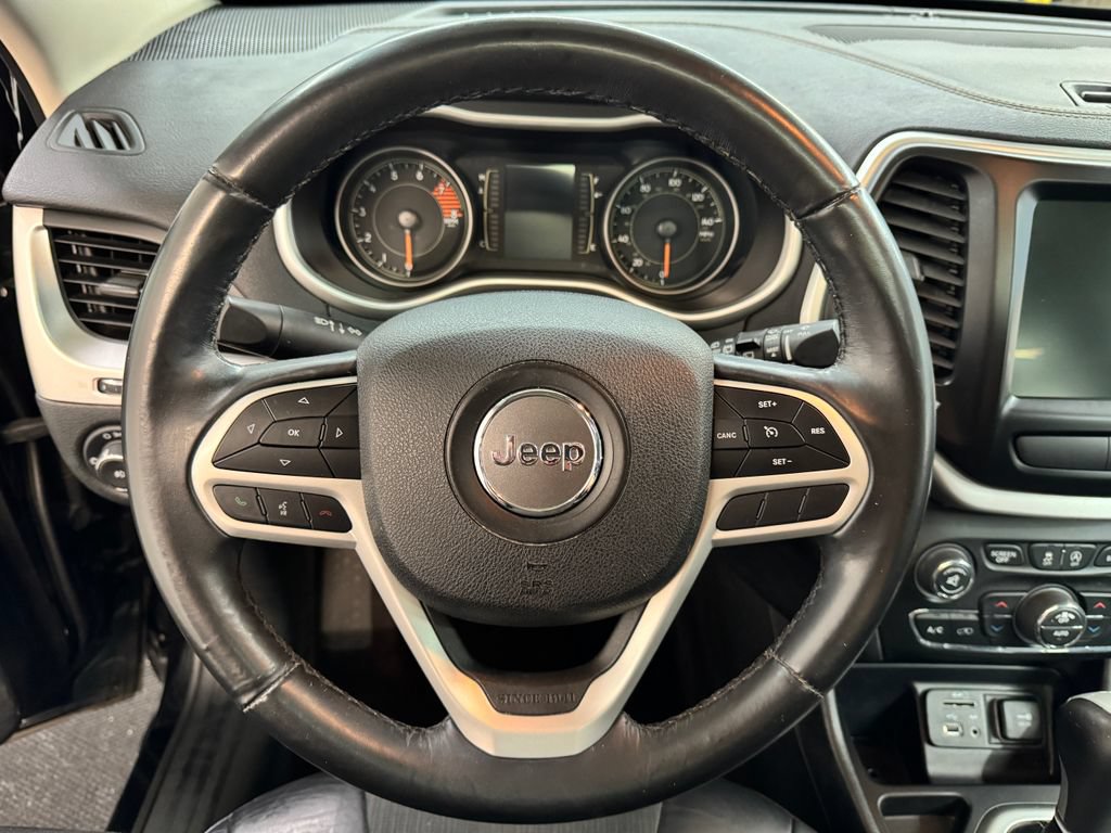 Used 2018 Jeep Cherokee Latitude Plus w/ Comfort/Convenience Group FWD image 20