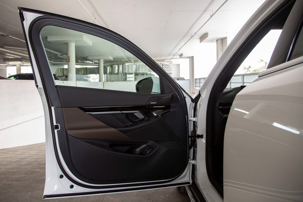 Used 2025 BMW 530i xDrive 530i xDrive w/ Premium Package image 14