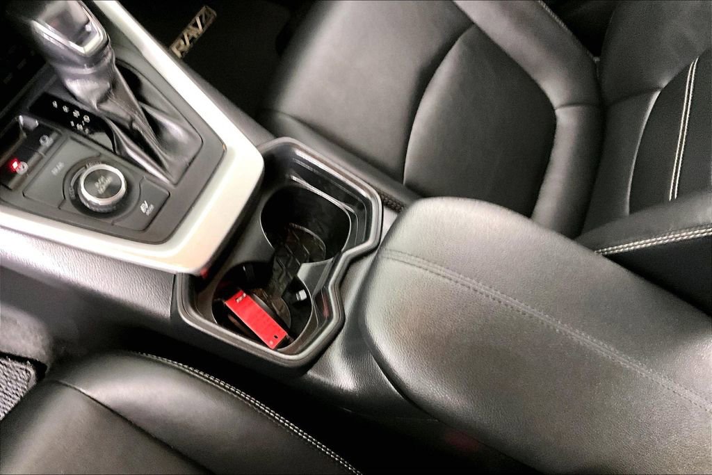 Used 2021 Toyota RAV4 XLE Premium image 18
