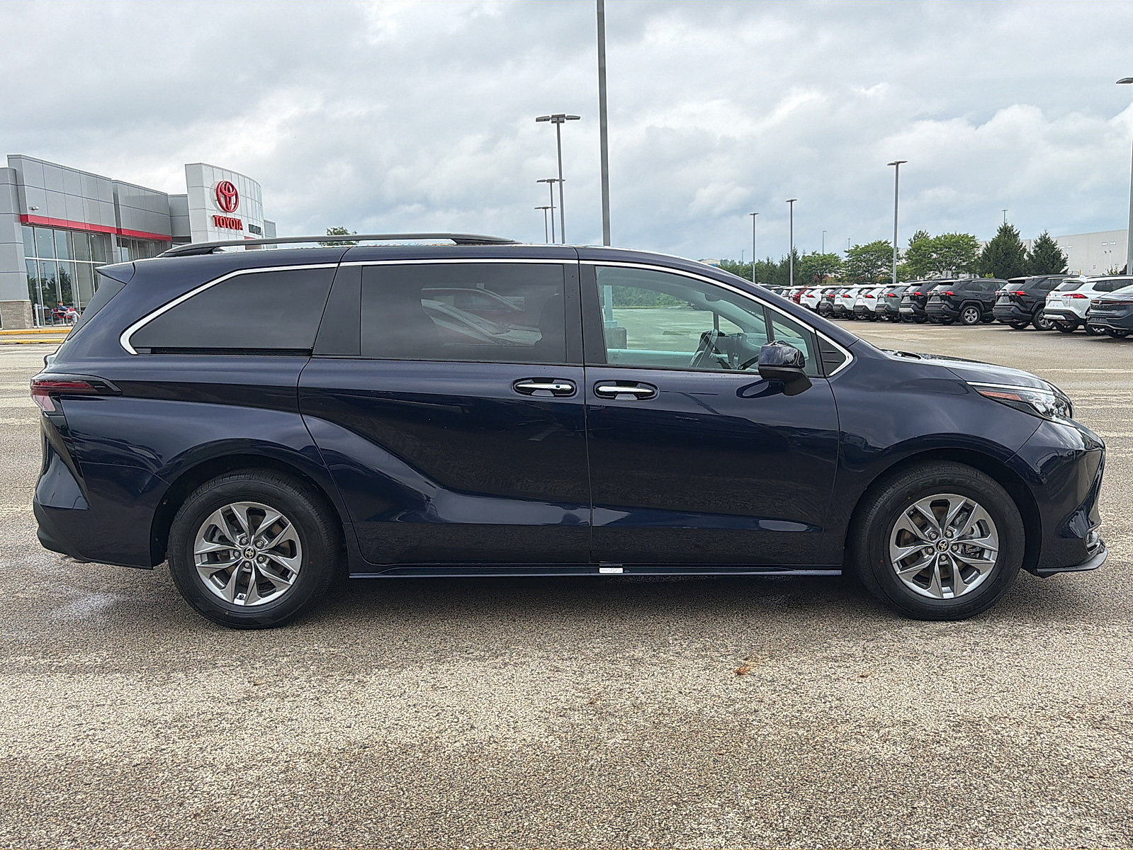 Used 2025 Toyota Sienna XLE FWD image 7