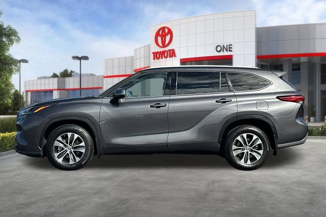 Certified 2022 Toyota Highlander XLE AWD/4WD image 9