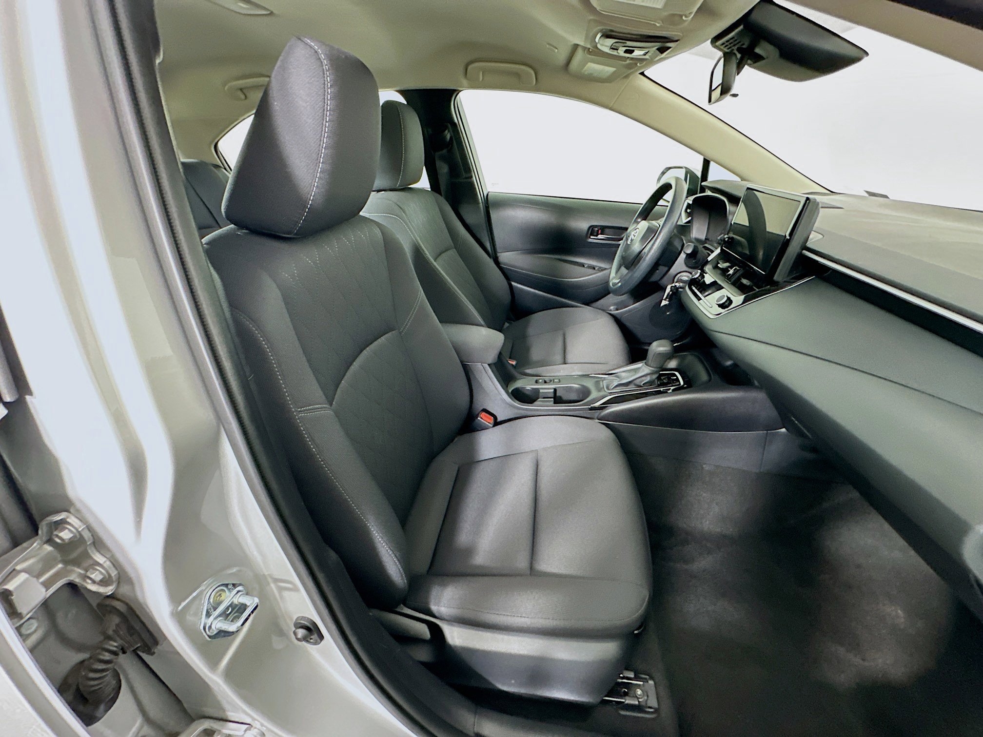 Used 2025 Toyota Corolla LE image 29