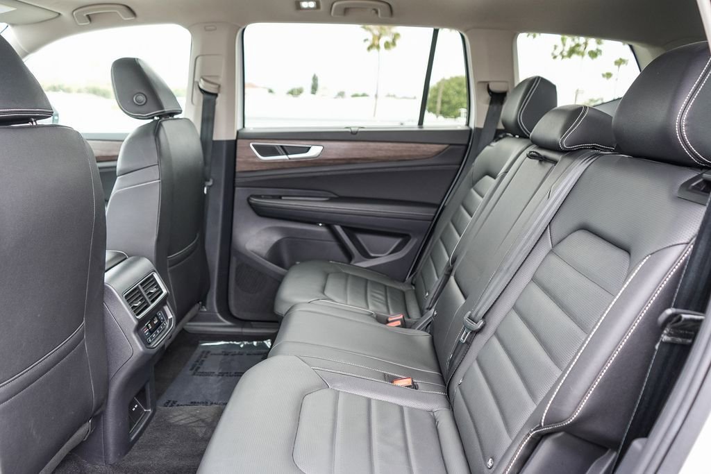Used 2025 Volkswagen Atlas SEL AWD/4WD image 19