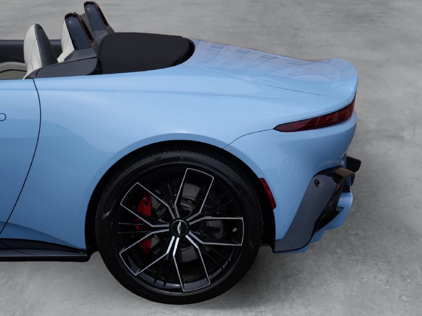 Used 2023 Aston Martin V8 Vantage Roadster RWD image 47