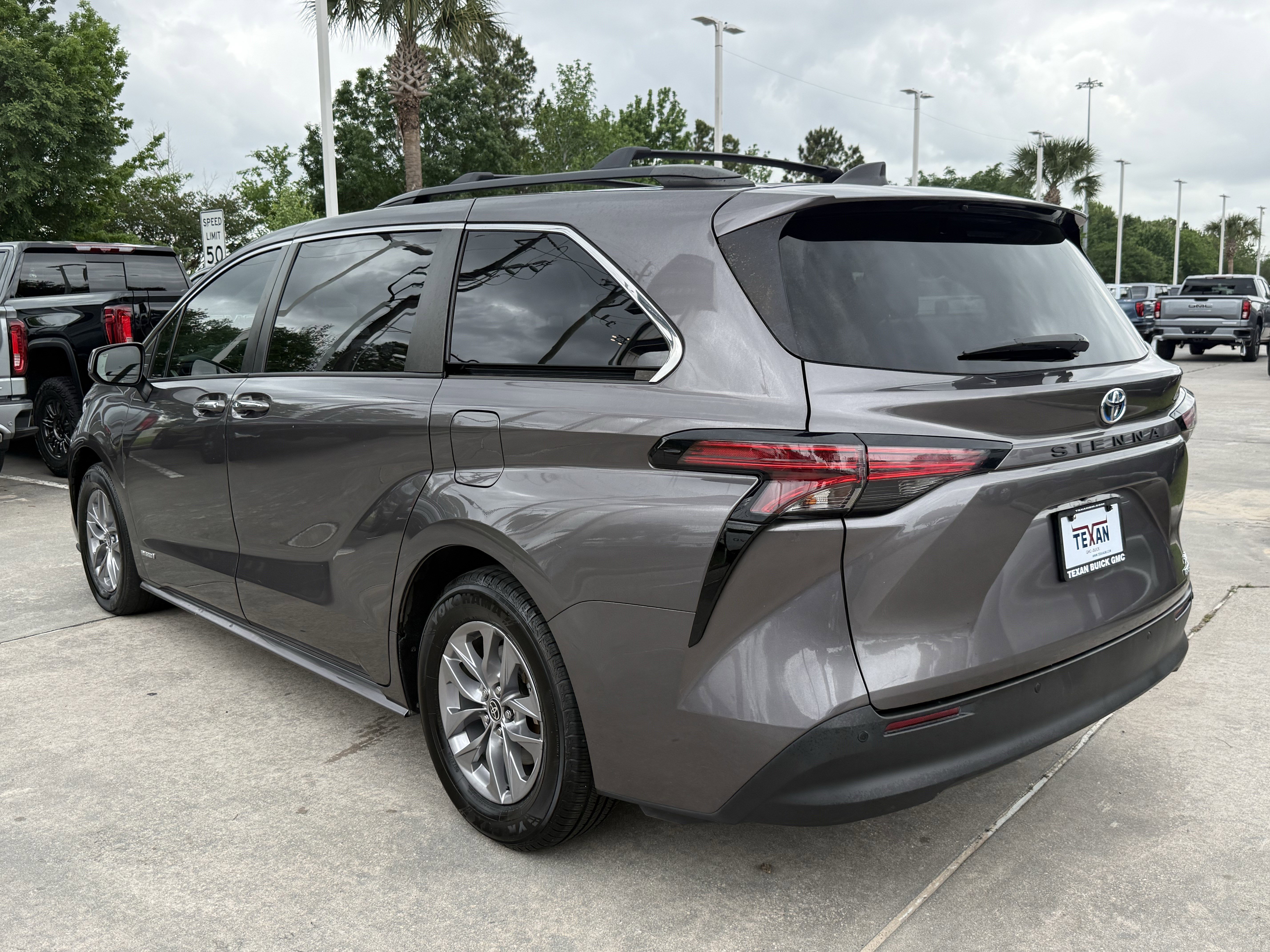 Used 2021 Toyota Sienna XLE w/ XLE Plus Package image 7