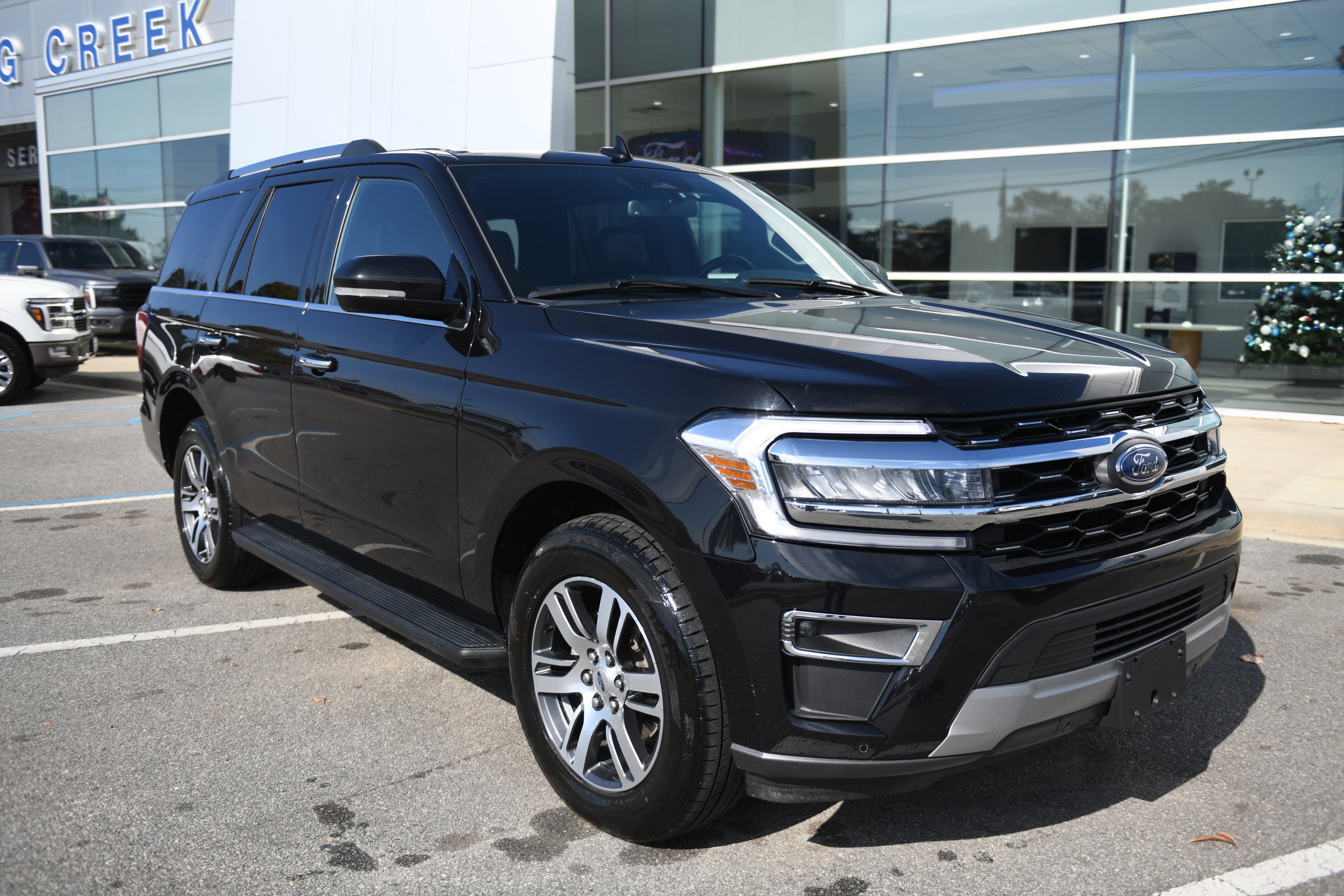 Used 2024 Ford Expedition Limited image 3