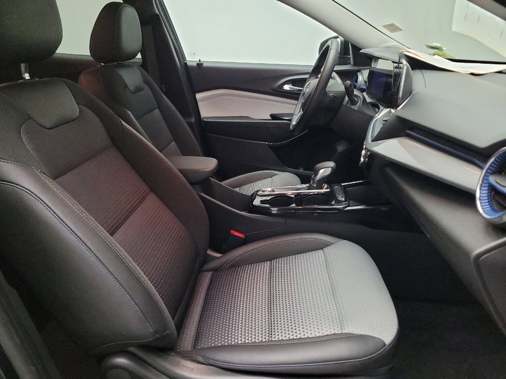 Used 2025 Chevrolet Trax LT w/ LT Convenience Package image 21