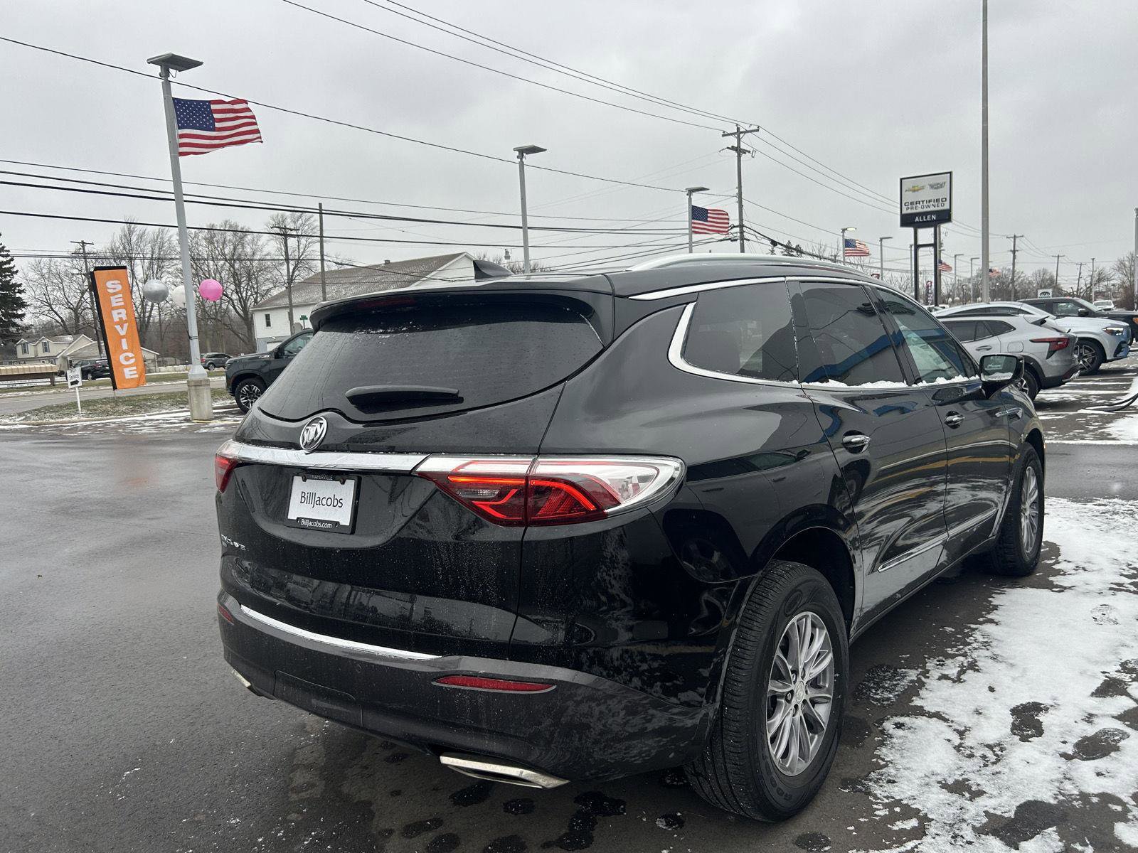 Used 2022 Buick Enclave Essence image 2