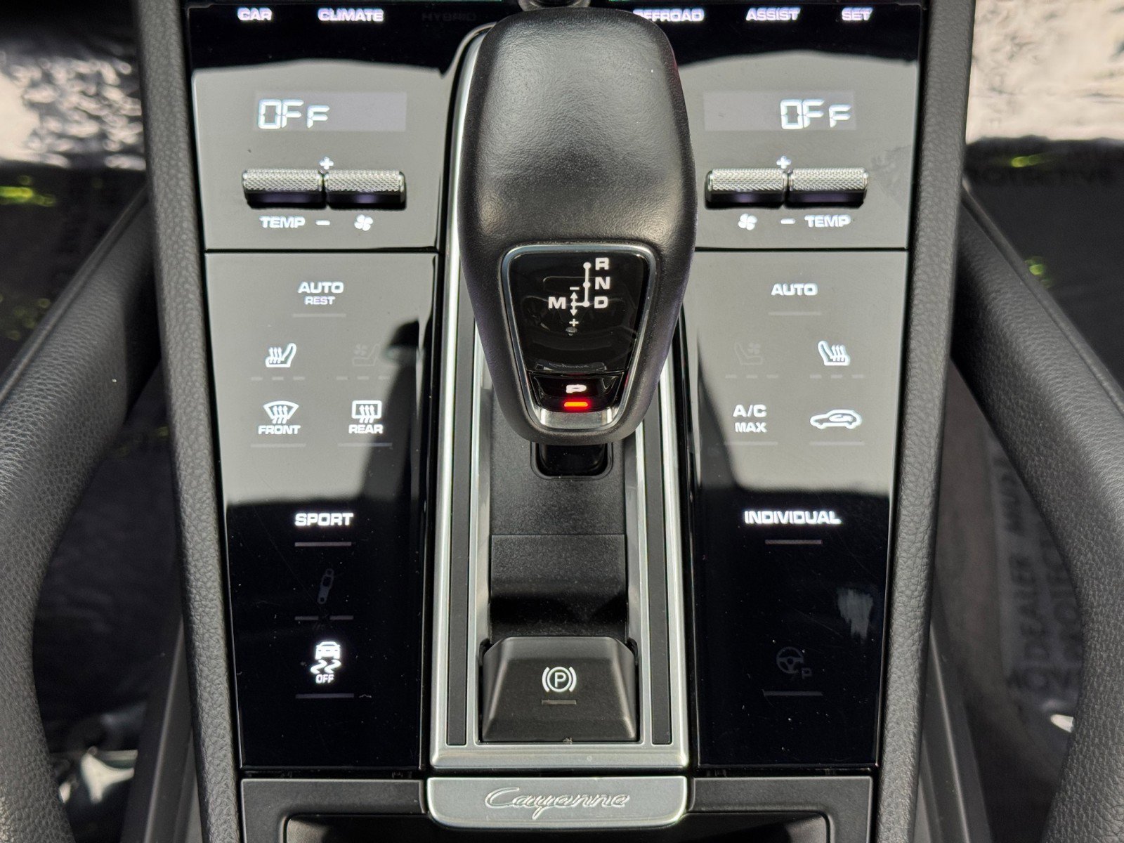 Used 2023 Porsche Cayenne Platinum Edition w/ Premium Package image 31