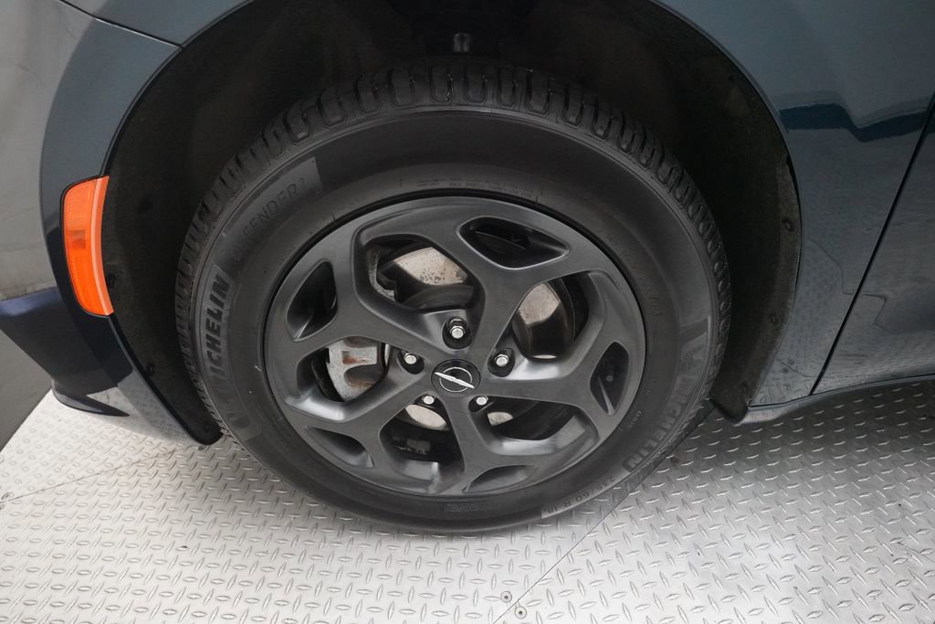 Used 2023 Chrysler Pacifica Touring-L w/ S Appearance Package image 28