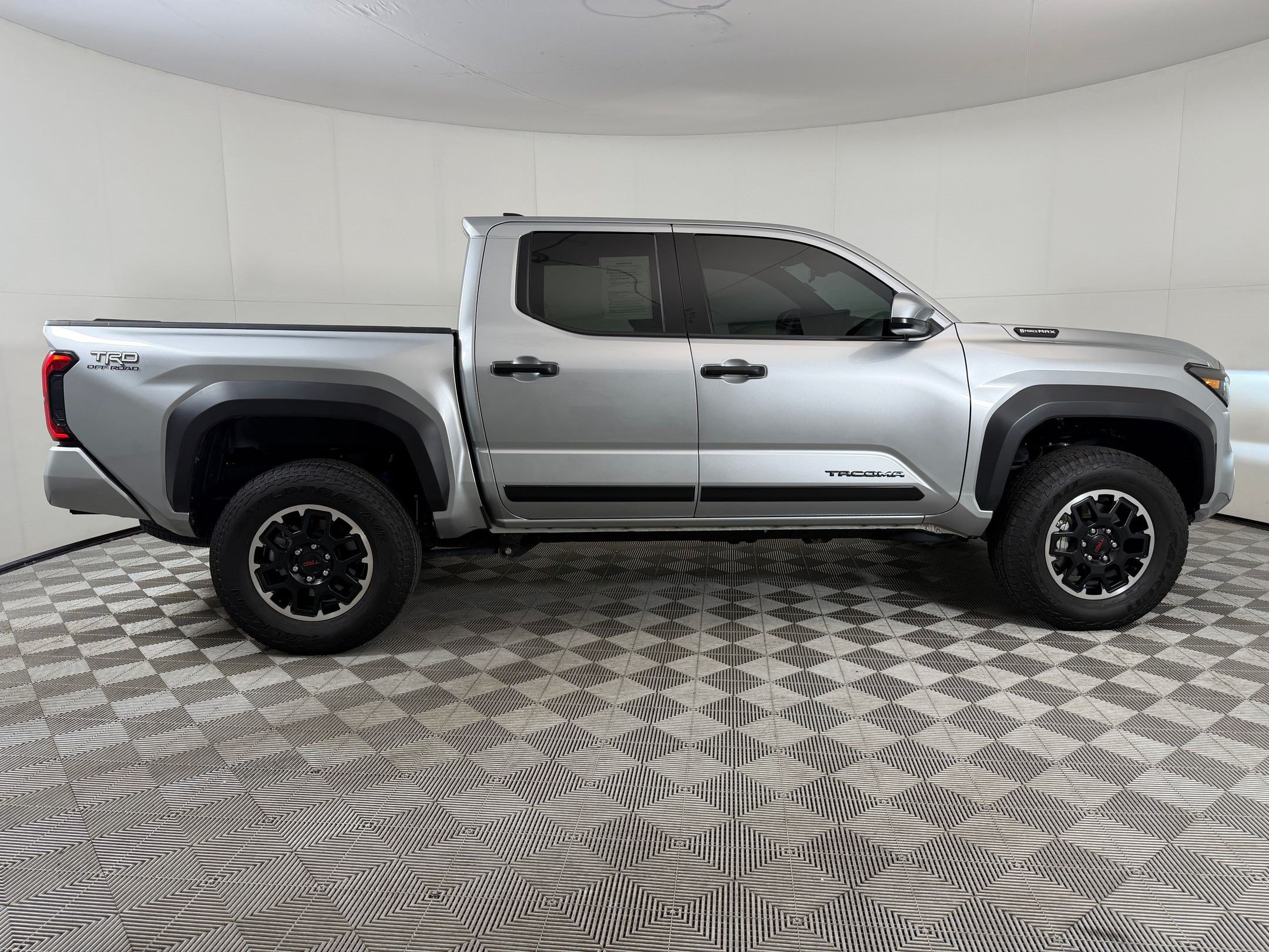 Used 2025 Toyota Tacoma TRD Off-Road AWD/4WD image 8