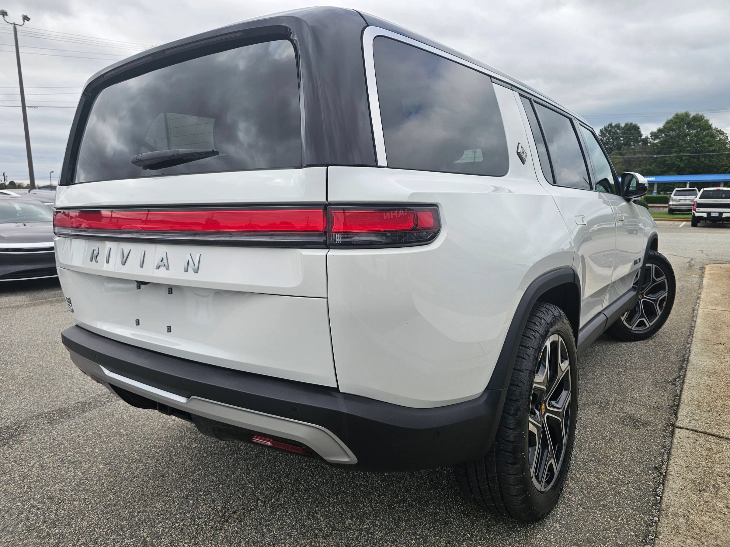 Used 2025 Rivian R1S Adventure Dual AWD/4WD image 5