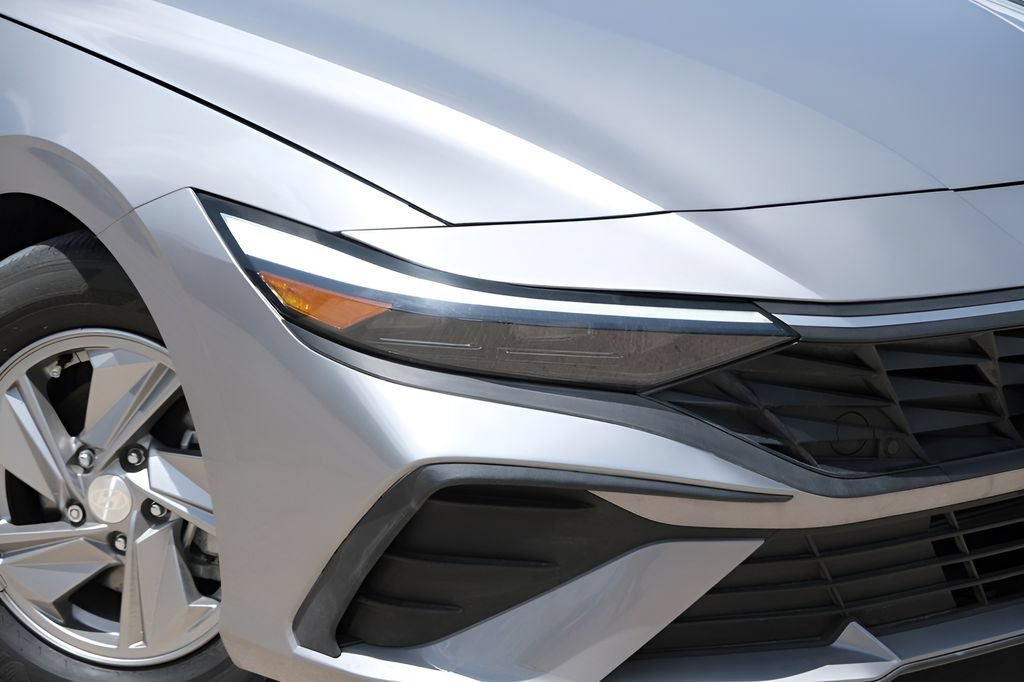 Used 2025 Hyundai Elantra SE FWD image 33
