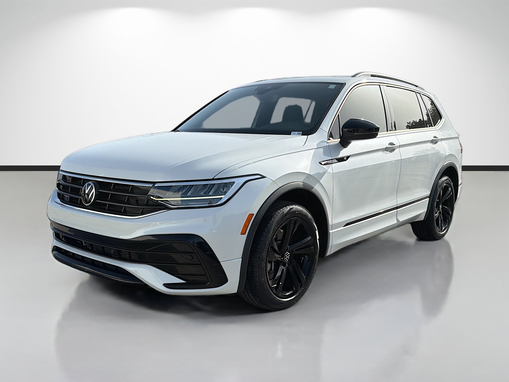 Used 2023 Volkswagen Tiguan SE R-Line FWD image 7