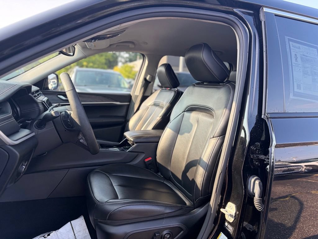 Used 2023 Jeep Grand Cherokee L Limited AWD/4WD image 23