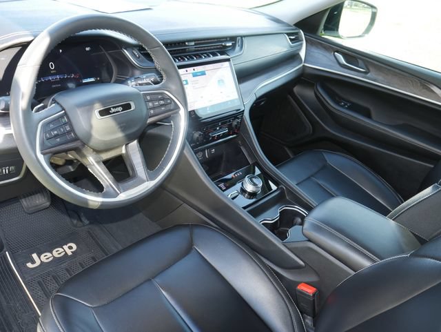 Used 2023 Jeep Grand Cherokee Limited w/ Black Appearance Package AWD/4WD image 16