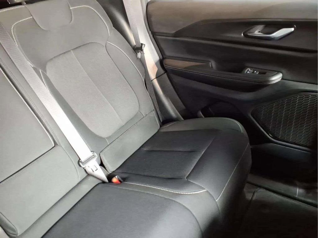 Used 2025 Jeep Grand Cherokee Laredo X image 18