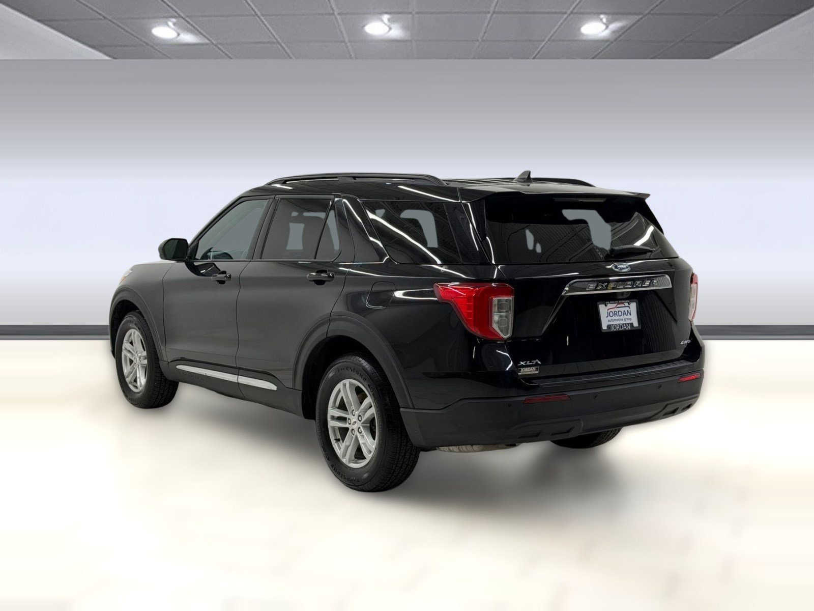 Used 2023 Ford Explorer XLT image 2