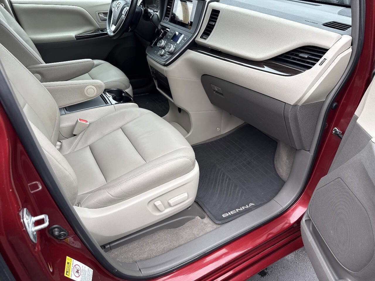 Used 2015 Toyota Sienna image 27