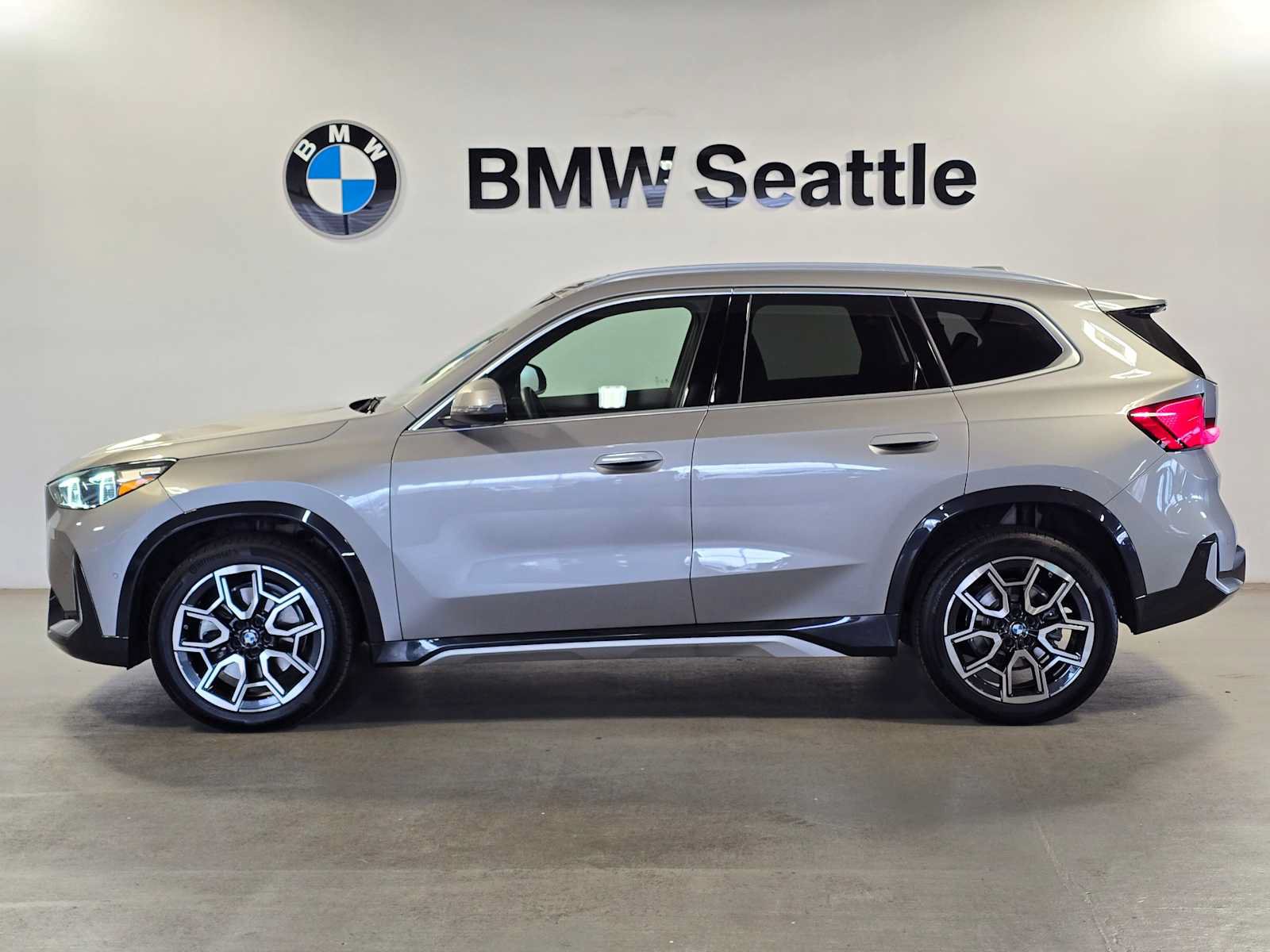 Used 2025 BMW X1 xDrive28i w/ Convenience Package AWD/4WD image 3