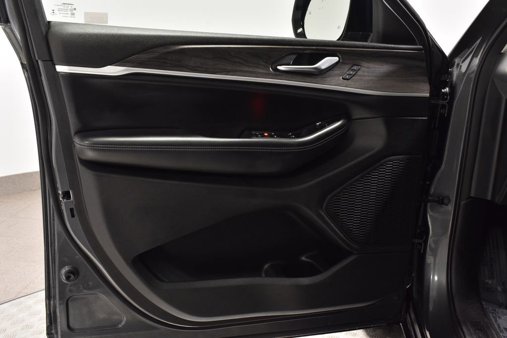 Used 2023 Jeep Grand Cherokee L Limited image 9