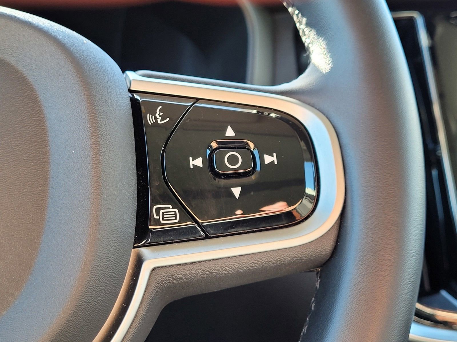 Used 2025 Volvo V60 B5 Cross Country Plus image 20