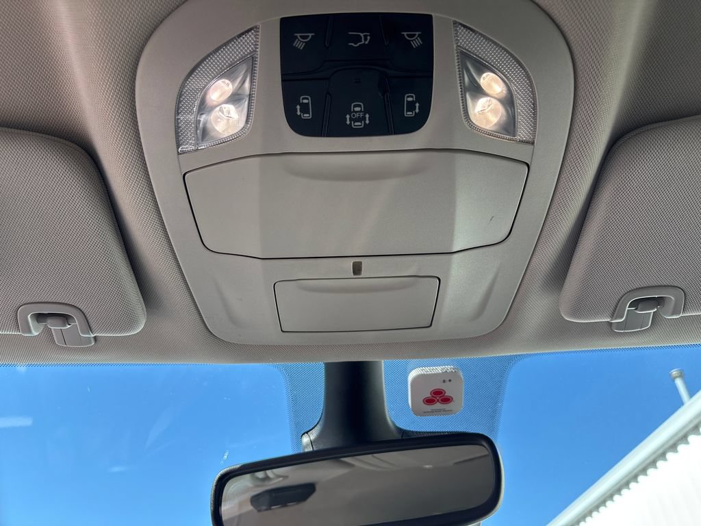 Used 2023 Chrysler Pacifica Touring-L FWD image 16
