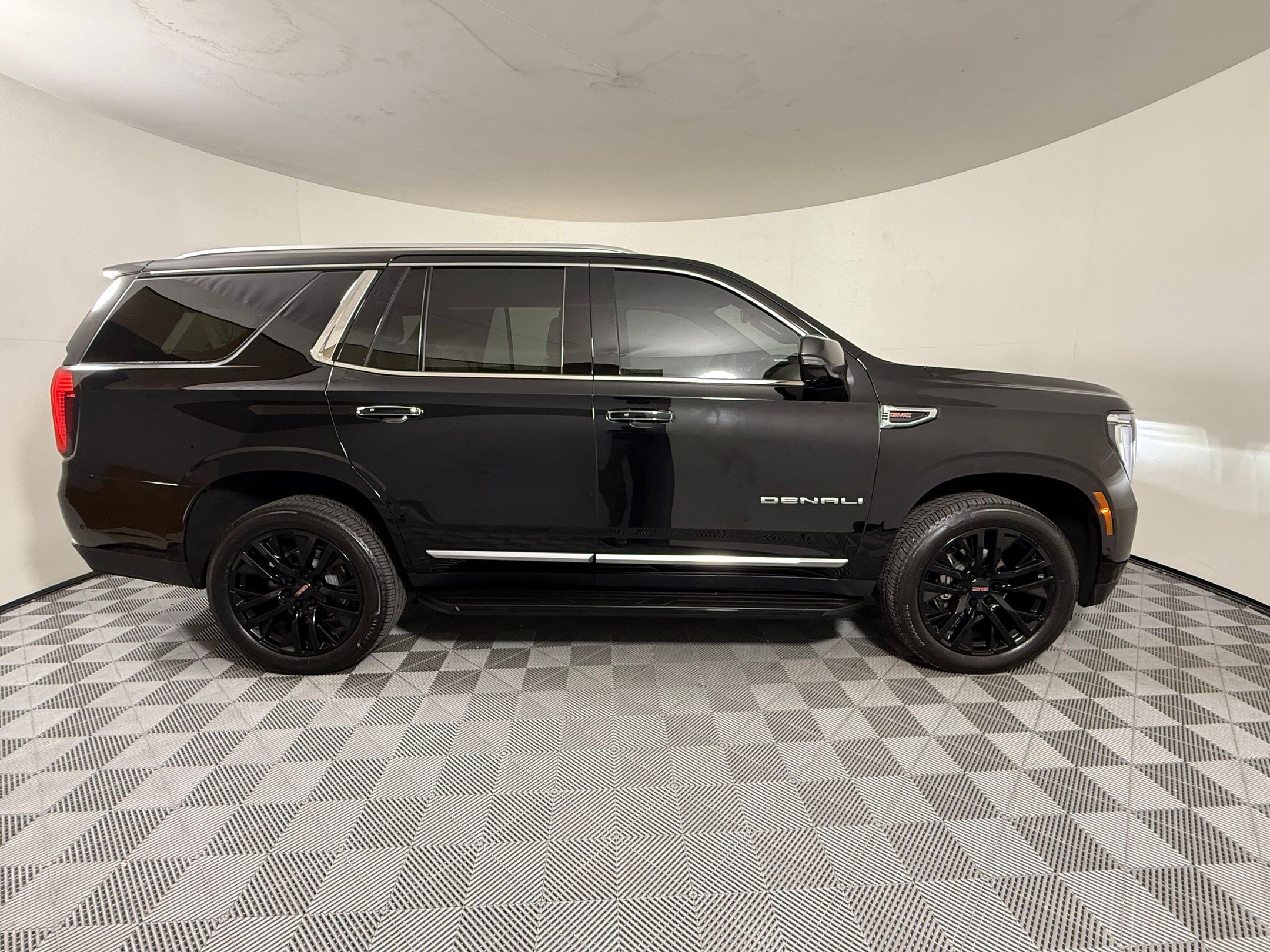 Used 2025 GMC Yukon Denali w/ LPO, Floor Liner Package image 9