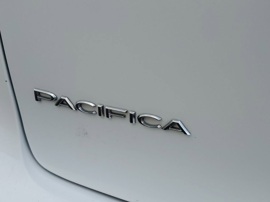 Used 2018 Chrysler Pacifica Touring Plus image 10