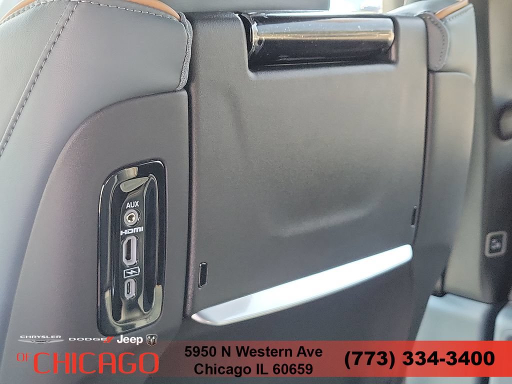 New 2027 Chrysler Pacifica Pinnacle w/ Theater Group AWD/4WD image 12