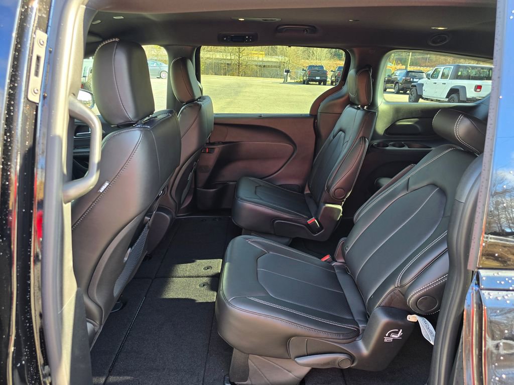 New 2026 Chrysler Pacifica Select image 10