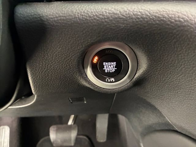Used 2025 Chrysler Pacifica Limited image 24