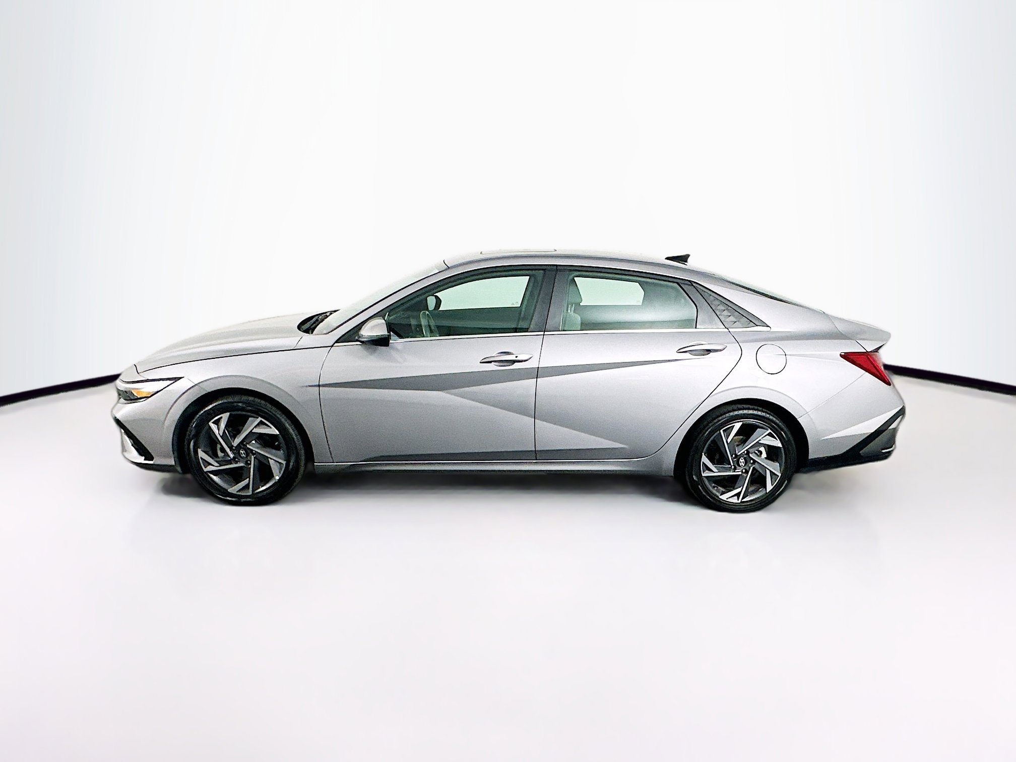 Used 2025 Hyundai Elantra SEL FWD image 4