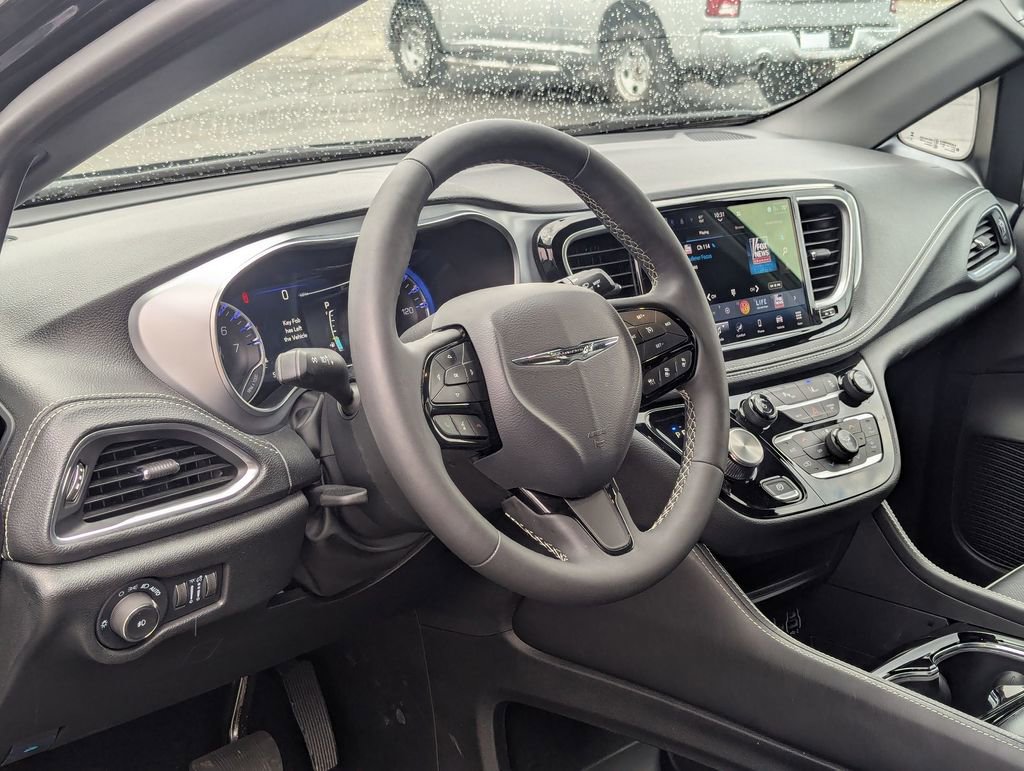 Used 2025 Chrysler Pacifica Limited FWD image 9