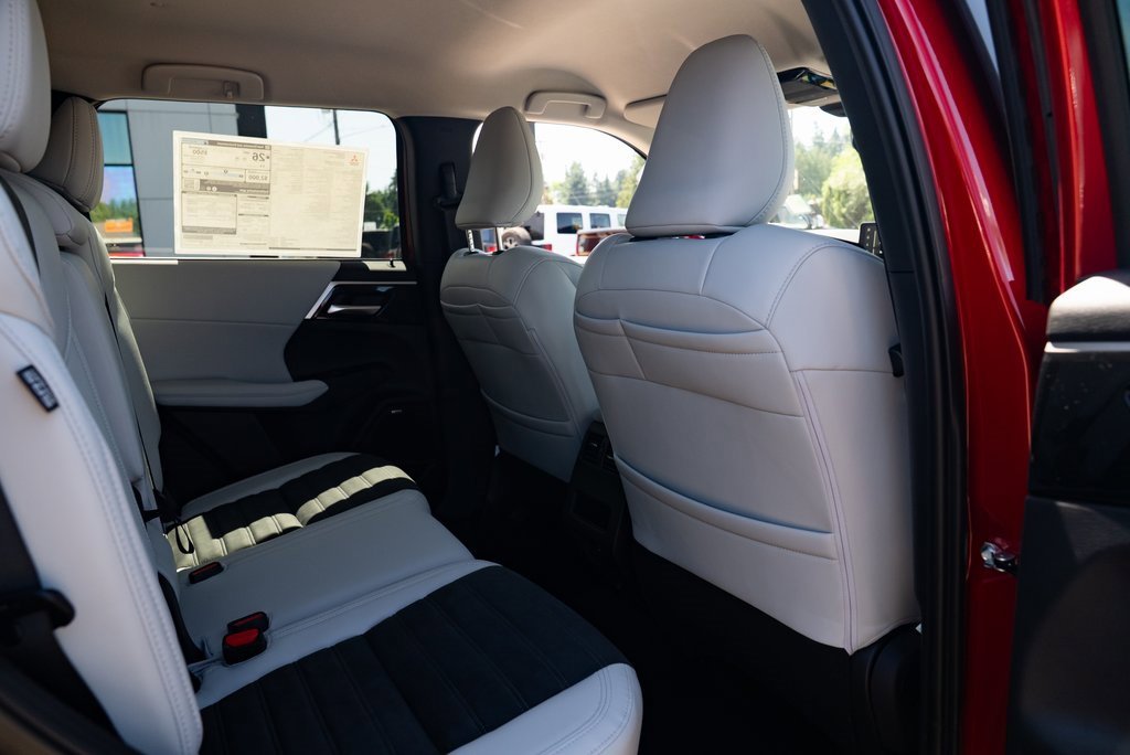 New 2025 Mitsubishi Outlander SEL image 24