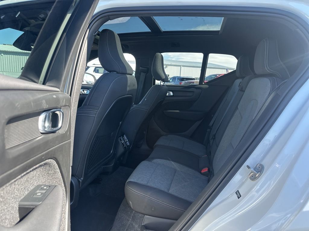 Used 2024 Volvo XC40 B5 Core image 21