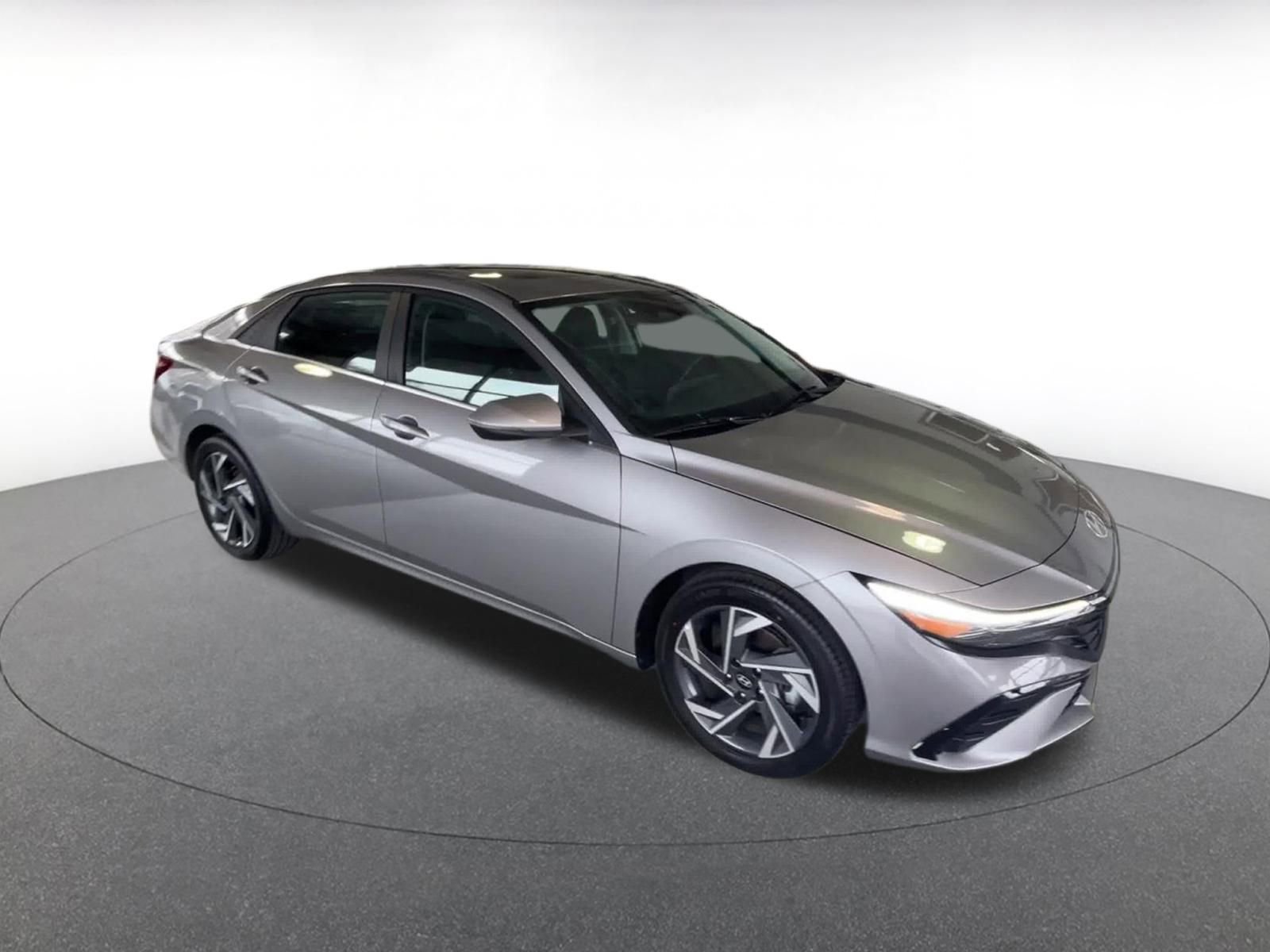 Used 2025 Hyundai Elantra Limited image 2