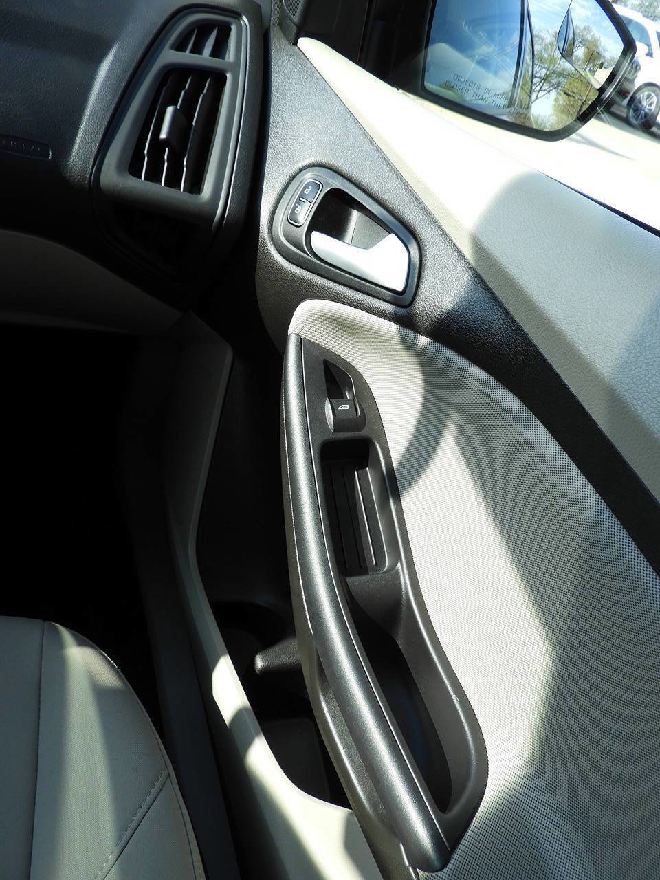 Used 2016 Ford Focus SE image 35