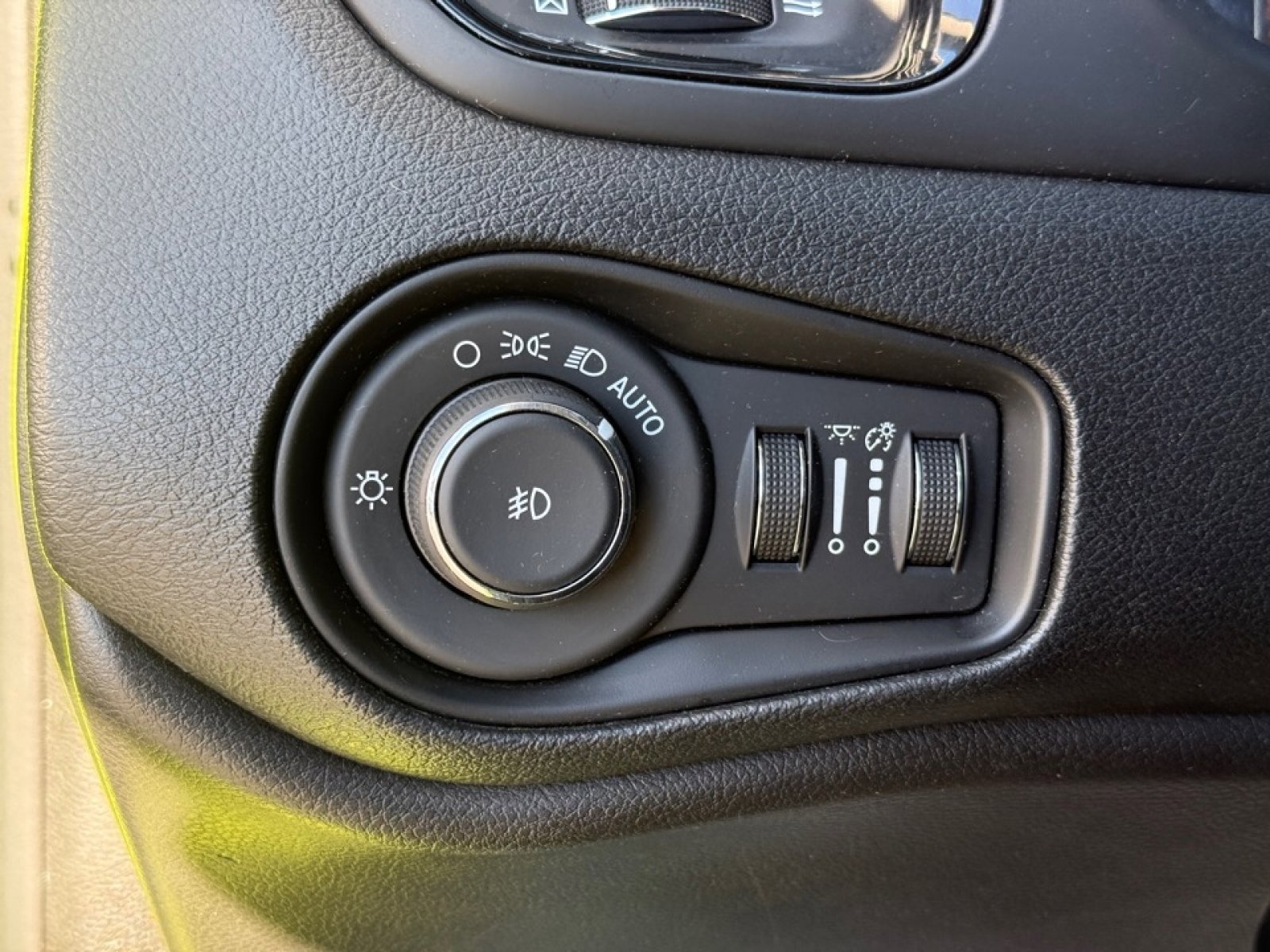 Used 2018 Jeep Renegade Altitude image 32