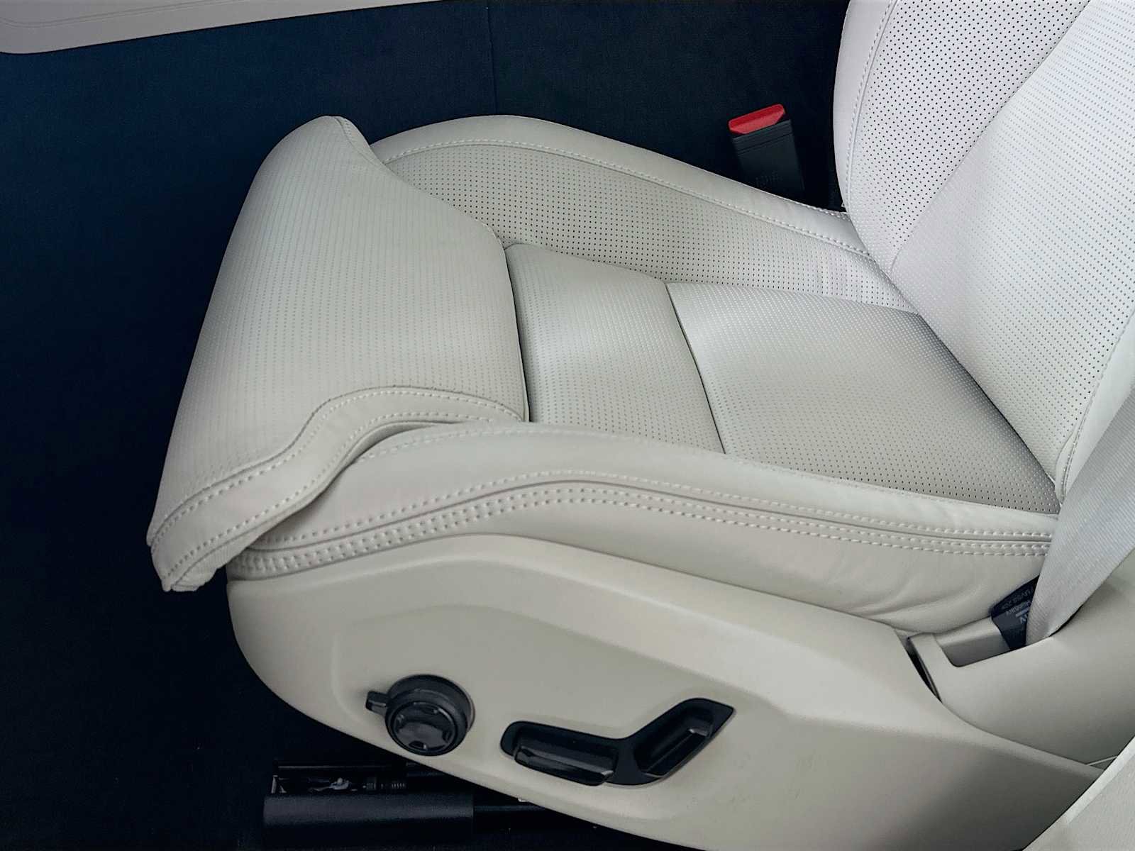 New 2026 Volvo XC60 B5 Ultra w/ Protection Package Premier image 18