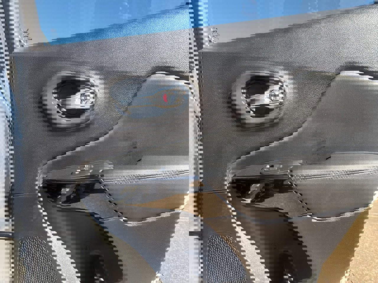 Used 2020 Jeep Cherokee Latitude Plus image 16