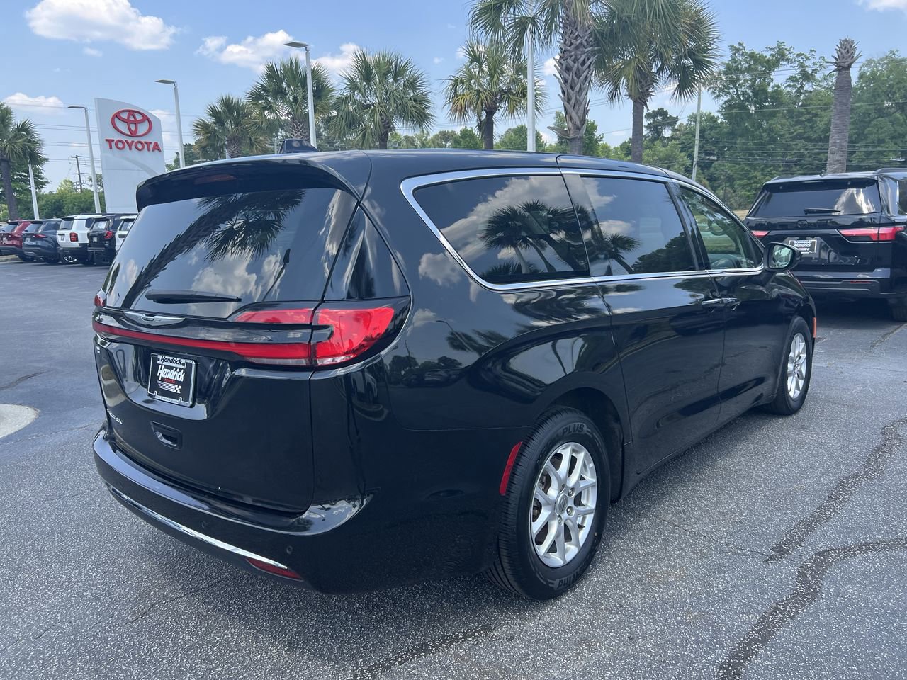 Used 2023 Chrysler Pacifica Touring-L FWD image 10