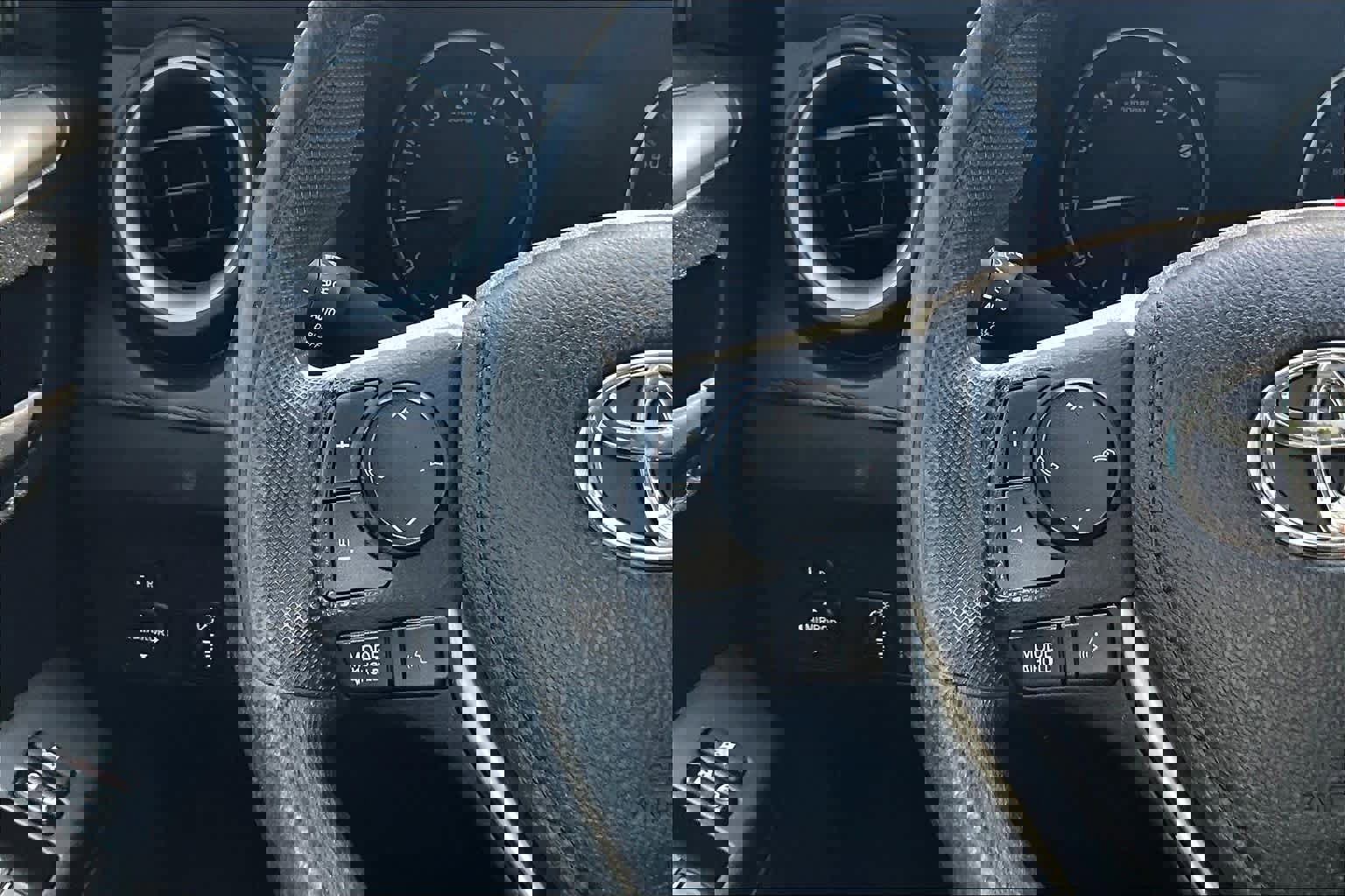 Used 2018 Toyota RAV4 LE image 23