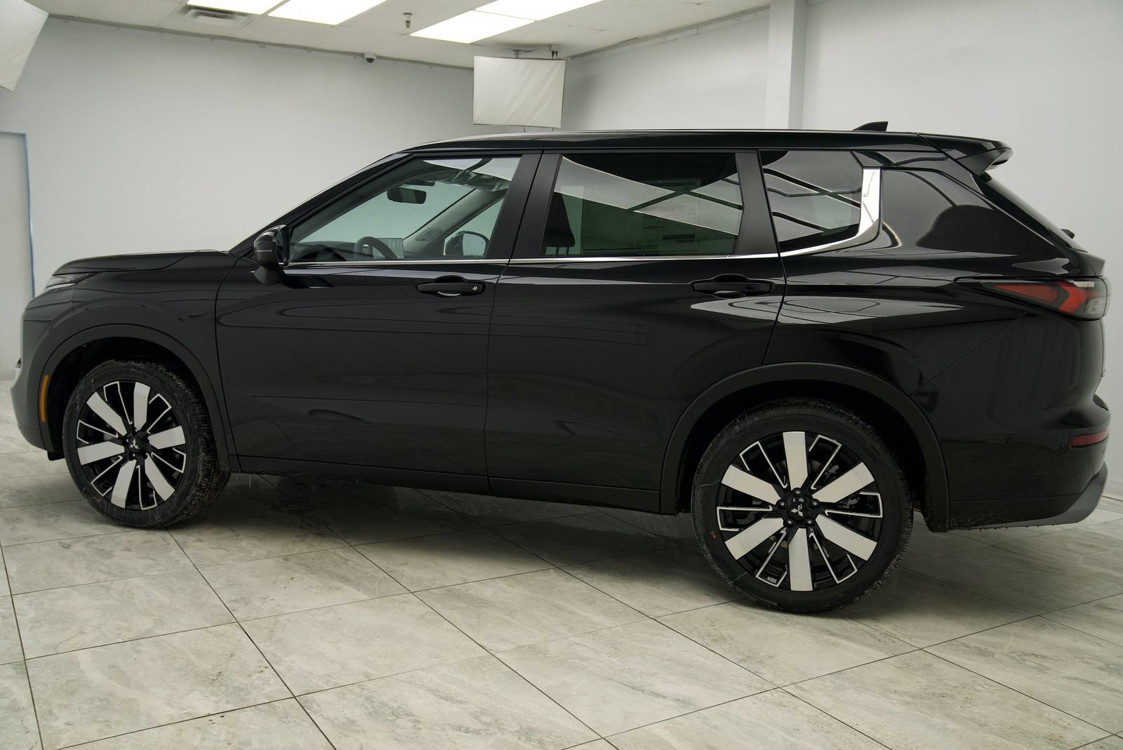 Used 2025 Mitsubishi Outlander SE AWD/4WD image 3