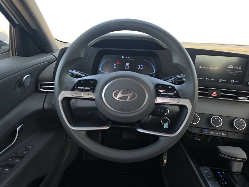 Certified 2024 Hyundai Elantra SE FWD image 15