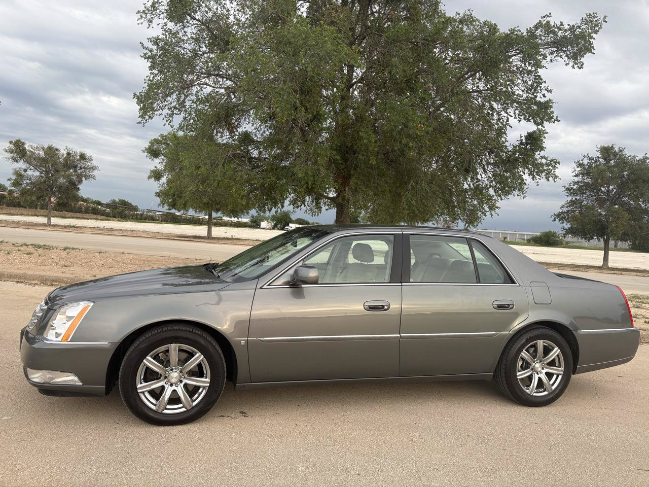Used 2006 Cadillac DTS FWD image 2
