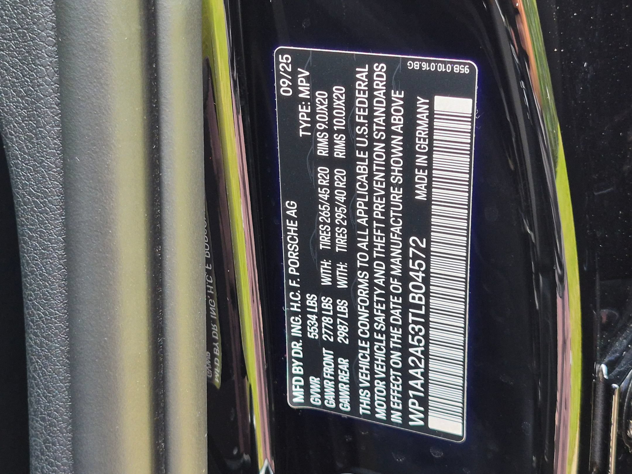 Certified 2026 Porsche Macan AWD/4WD image 38
