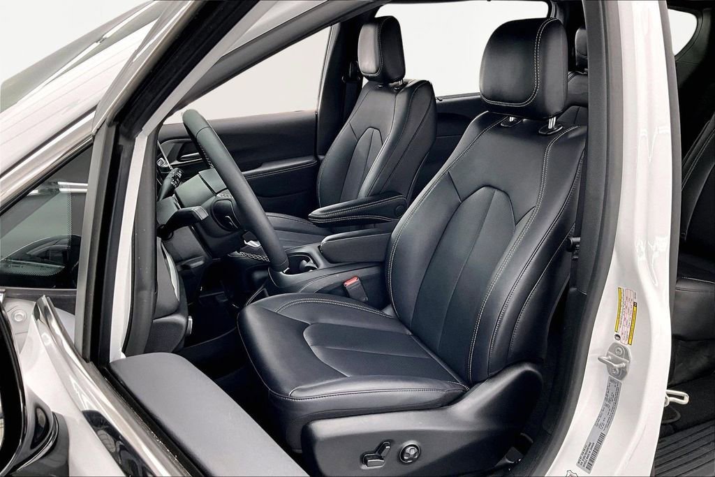 Used 2025 Chrysler Pacifica Select image 25