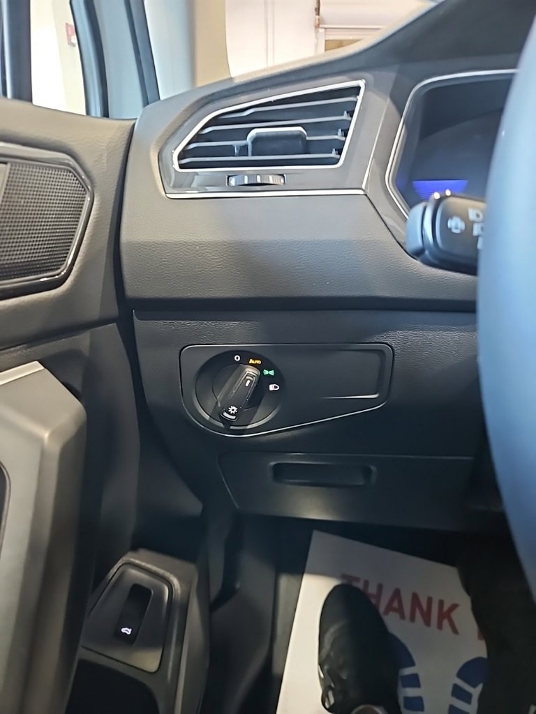 Used 2024 Volkswagen Tiguan SE w/ Panoramic Sunroof Package image 35