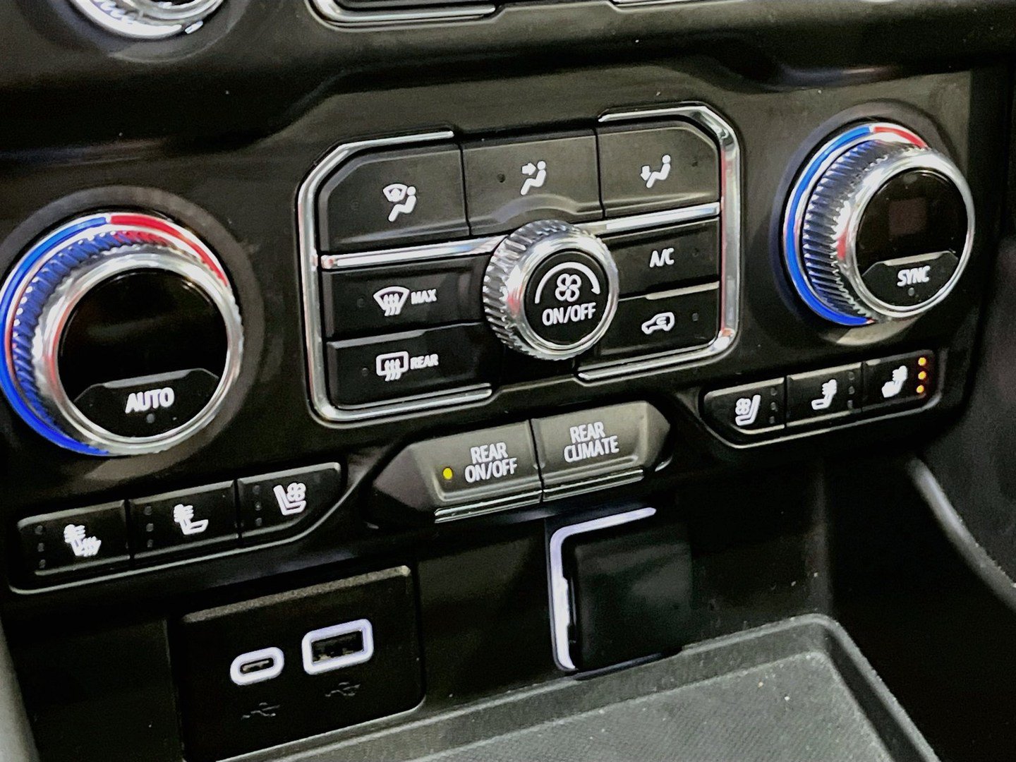 Used 2024 GMC Yukon AT4 AWD/4WD image 16